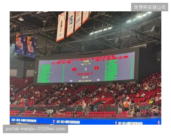 上海队凭借怀特塞德的内线屏障，构建了禁区防守体系，其防守篮板率联盟第一。